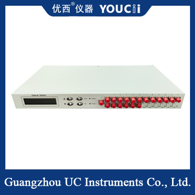 18 チャンネル の 架 に 装着 さ れ た 光学 スイッチ は 低 損失 を 持つ